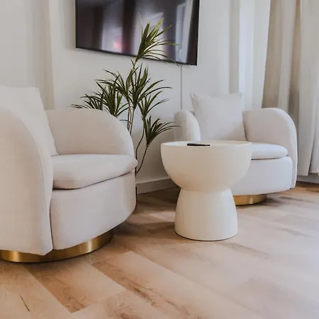 Business & Boutique - Parking Lot Apartment *